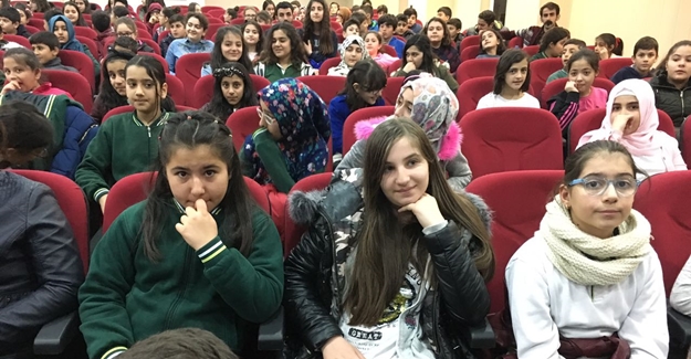 YYÜ’de İlköğretim Öğrencilerine Tiyatro Gösterisi