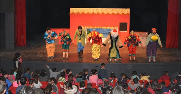 İpekyolu Belediyesi Tiyatro günleri devam ediyor