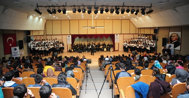 YYÜ'de öğrencilere burs sağlamak için konser verildi