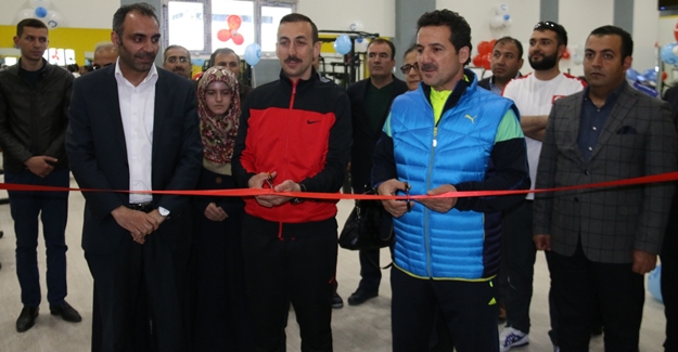 Edremit’te fitness salonu açıldı