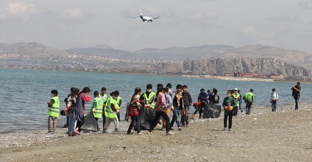 Van Gölü çevresinde bin öğrenciyle temizlik yapıldı
