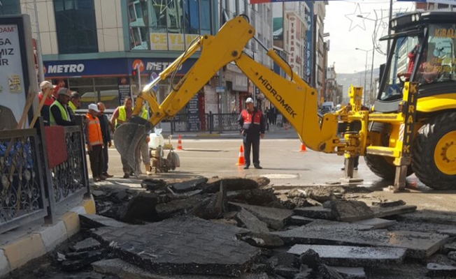 Bozuk yollar kaldırımlar onarılıyor