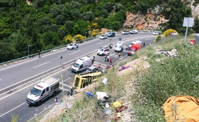 Katliam gibi kaza! Yolcu otobüsü devrildi 20 ölü, 11 yaralı