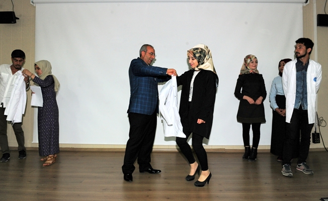 YYÜ Eczacılık Fakültesi Öğrencilerine Önlük Giydirildi