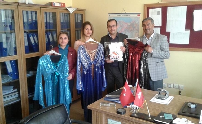 AK Parti İlçe Başkanı Çevik’ten folklor ekine kıyafet desteği