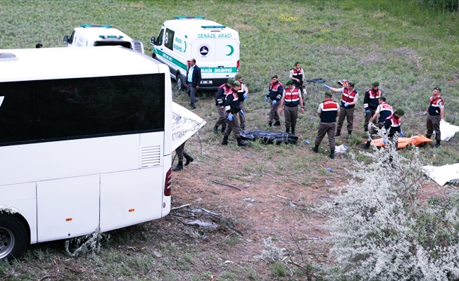 Yolcu otobüsü devrildi! Ölü ve yaralılar var