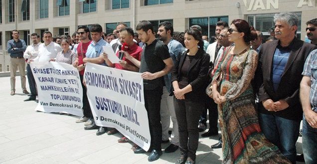Van adalet sarayı önünde protesto!