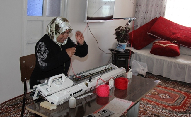 Kendi ürettiklerini satarak çocuklarına bakıyor