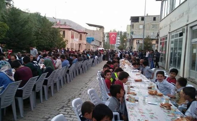 Bahçesaray'da aynı anda 2 bin 500 kişi iftar açtı