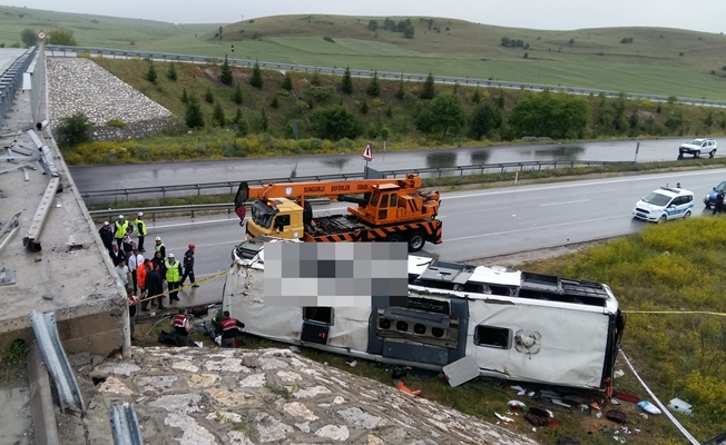 Yolcu otobüsü köprüden uçtu! Çok sayıda yaralı var