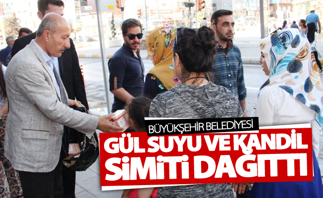 Büyükşehir Belediyesi, gül suyu ve kandil simiti dağıttı