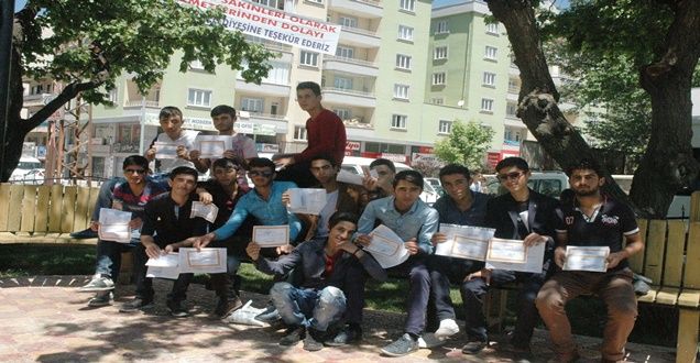 Notunu beğenmeyen öğrenciler karnesini yırttı!