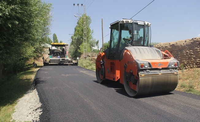 Başkale’de yol asfaltlama çalışması