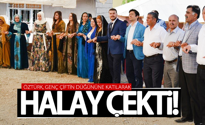 Kaymakam Öztürk, genç çiftin düğününe katılarak halay çekti