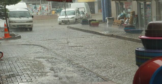 Özalp'ta sağanak yağış hayatı olumsuz etkiledi!