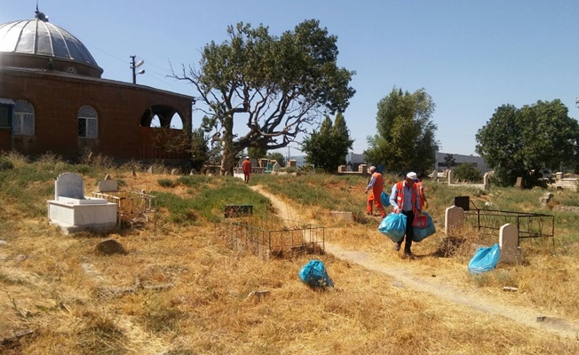 Bayram öncesi türbe ve mezarlıklar temizlendi