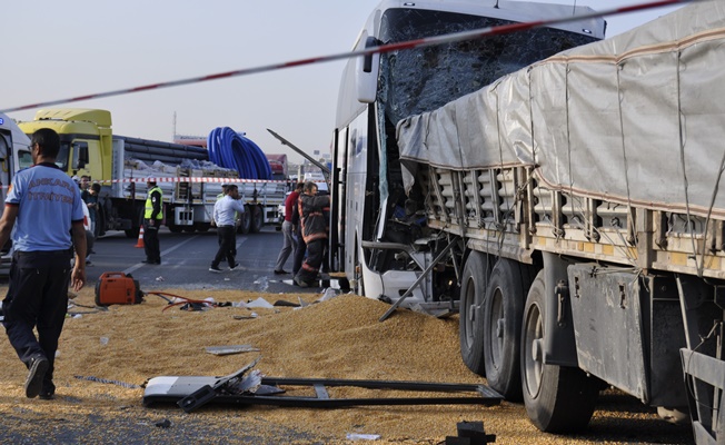 Yolcu otobüsü mısır yüklü tıra çarptı: 3 ölü, çok sayıda yaralı