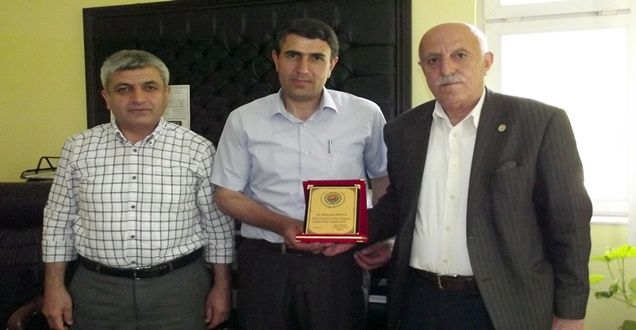Tayini çıkan personele plaket!
