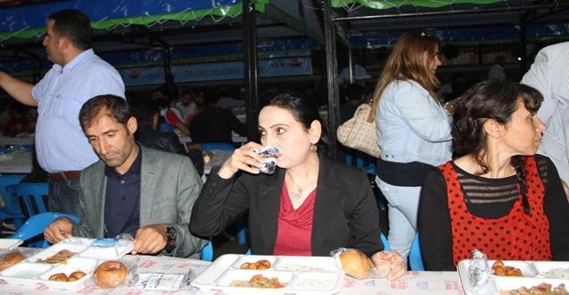 HDP Eş Başkanı Figen Yüksekdağ ilk iftarını çadırda açtı