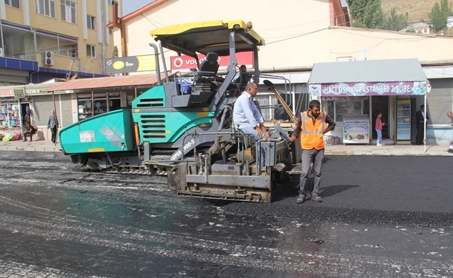 Başkale Belediyesi asfalt ve parke çalışmalarına devam ediyor