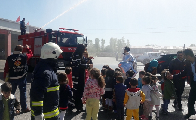 Minikler ilk kez itfaiyecilerle tanıştı