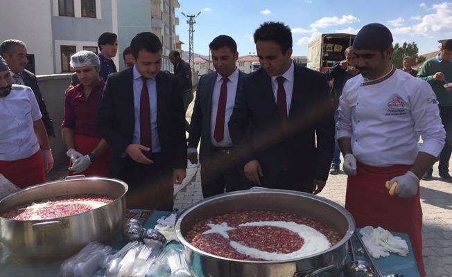 Çaldıran belediyesi 2 bin kişiye aşure dağıttı