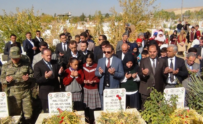 Depremde hayatını kaybedenler mezarları başında anıldı