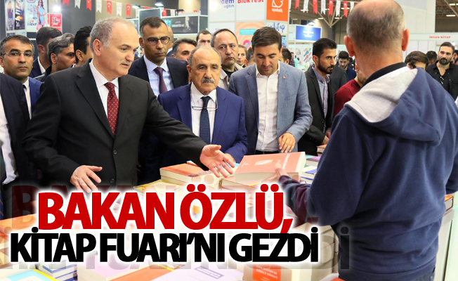 Bakan Özlü, Kitap Fuarı’nı gezdi