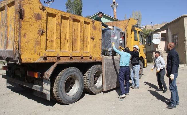 Başkale Belediyesi 600 adet çöp konteyneri aldı