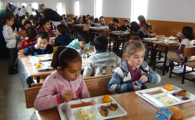 Erciş'te minik öğrencilere sıcak yemek