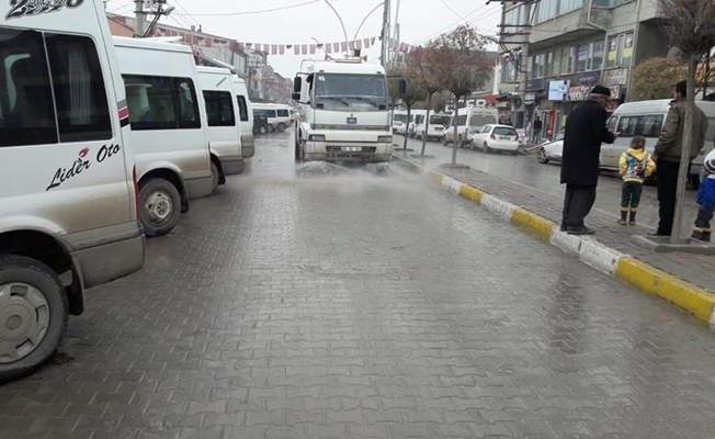 Özalp'ta cadde ve sokaklar temizlendi