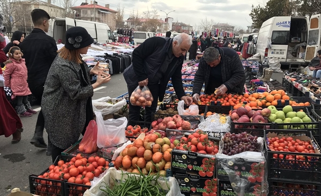 Vali Zorluoğlu ve eşi pazar alışverişinde