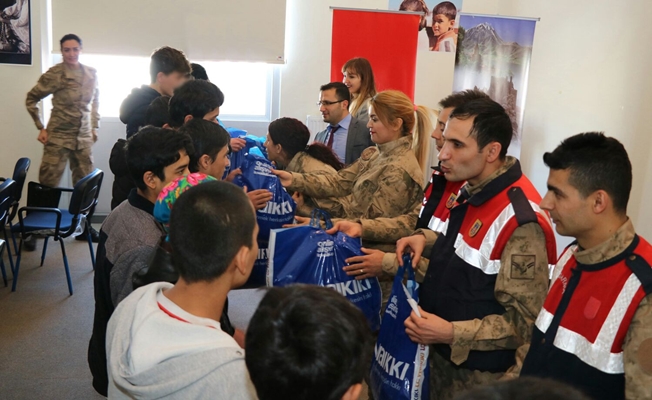 Jandarmadan göçmenlere kıyafet desteği