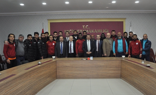 Erciş Gençlik Belediyesporlu futbolcularından Kaymakam Yaşar’a ziyaret