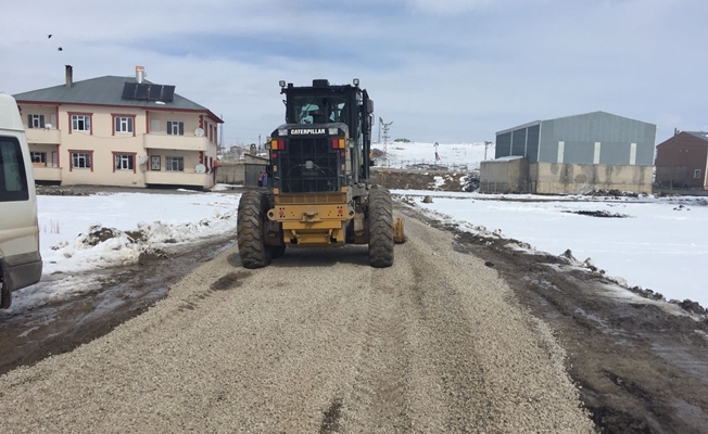 Çaldıran belediyesi çamurlu yolları kurutuyor