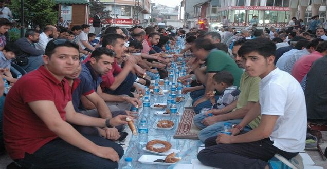 Van'da hurma, simit ve su ile iftarlarını açtılar