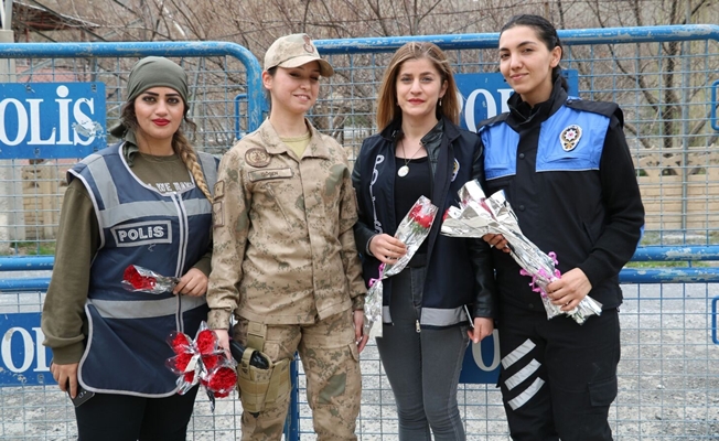 Polis ve Jandarmadan gül dağıtımı