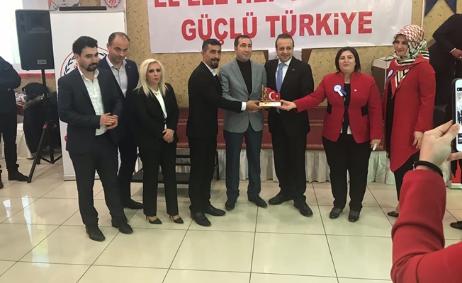 Eski Bakan Egemen Bağış'tan Başkan Kahrman'a plaket