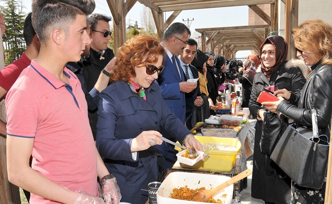 Vanlı öğrencilerden Doğu Guta halkı için yardım kermesi