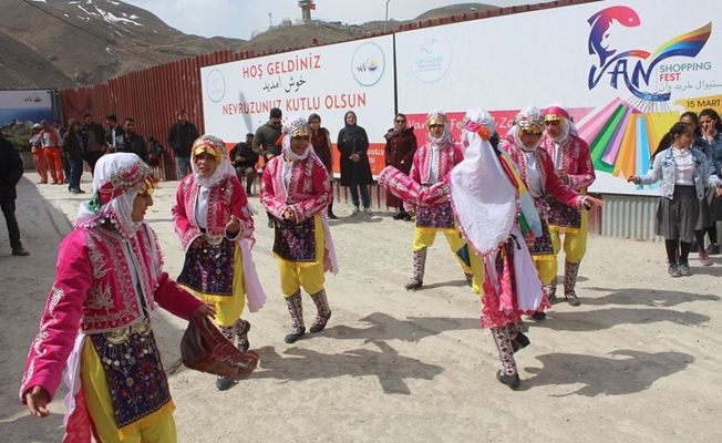 İranlı turistlere halaylı karşılama