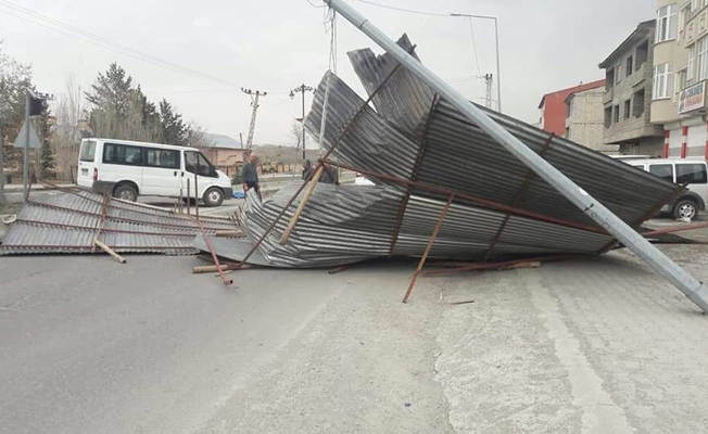 Şiddetli fırtına elektrik hatlarına zarar verdi