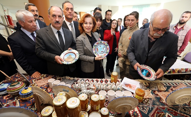 Vanlı kadınların ‘İlmek İlmek Emek’ sergisi açıldı