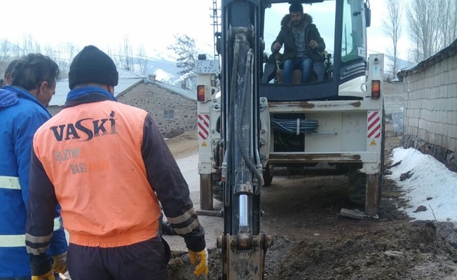 VASKİ, Muradiye'de evlerin altından geçen su hatlarını değiştiriyor