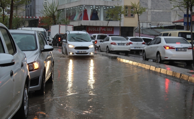 Van’da kuvvetli sağanak hayatı olumsuz etkiledi