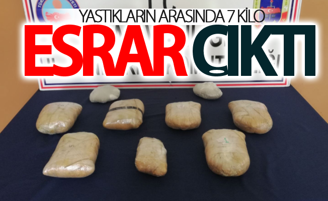 Yastıkların arasında 7 kilo esrar çıktı