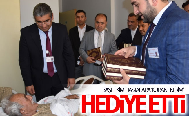 Başhekim Parlak, serviste yatan hastalara ‘Kur’an-ı Kerim’ hediye etti