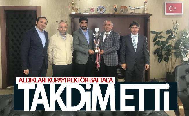 Van YYÜ masa tenisi takımı, aldıkları kupayı Rektör Battal'a takdim etti