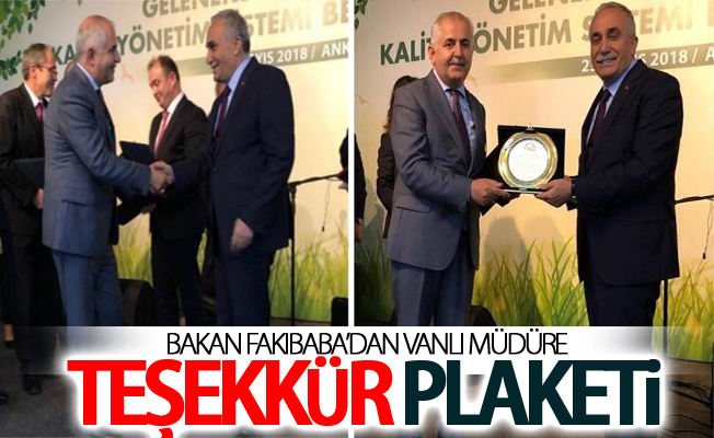 Bakan Fakıbaba’dan Vanlı müdüre teşekkür plaketi