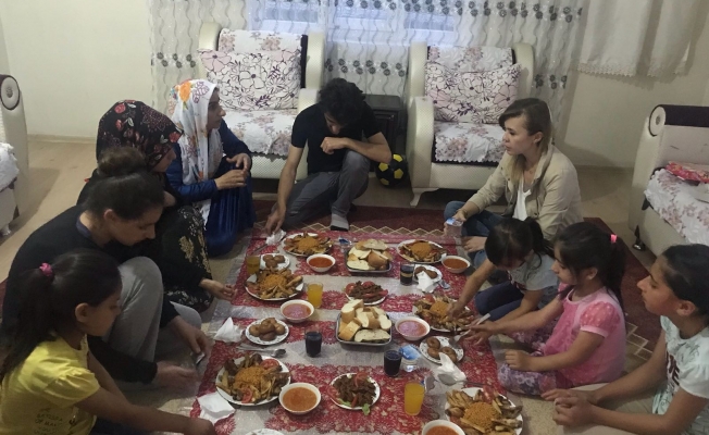 Tuşba Kaymakam Uçar, Erkuş ailesinin evinde iftar yaptı