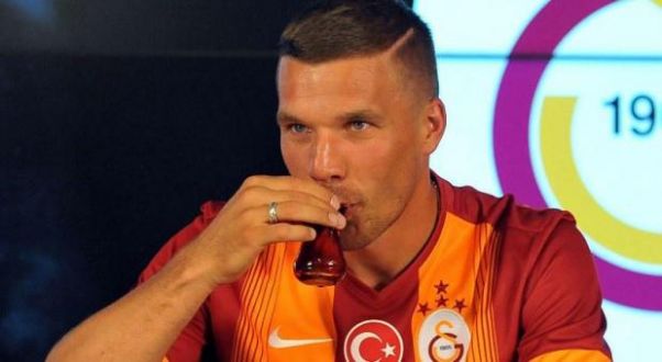 Ve Galatasaray'ın bomba transferi Podolski imzayı attı!